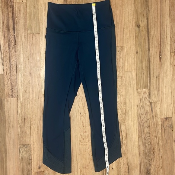 Navy Blue Cropped LuluLemon Women’s Leggings - Picture 6 of 8